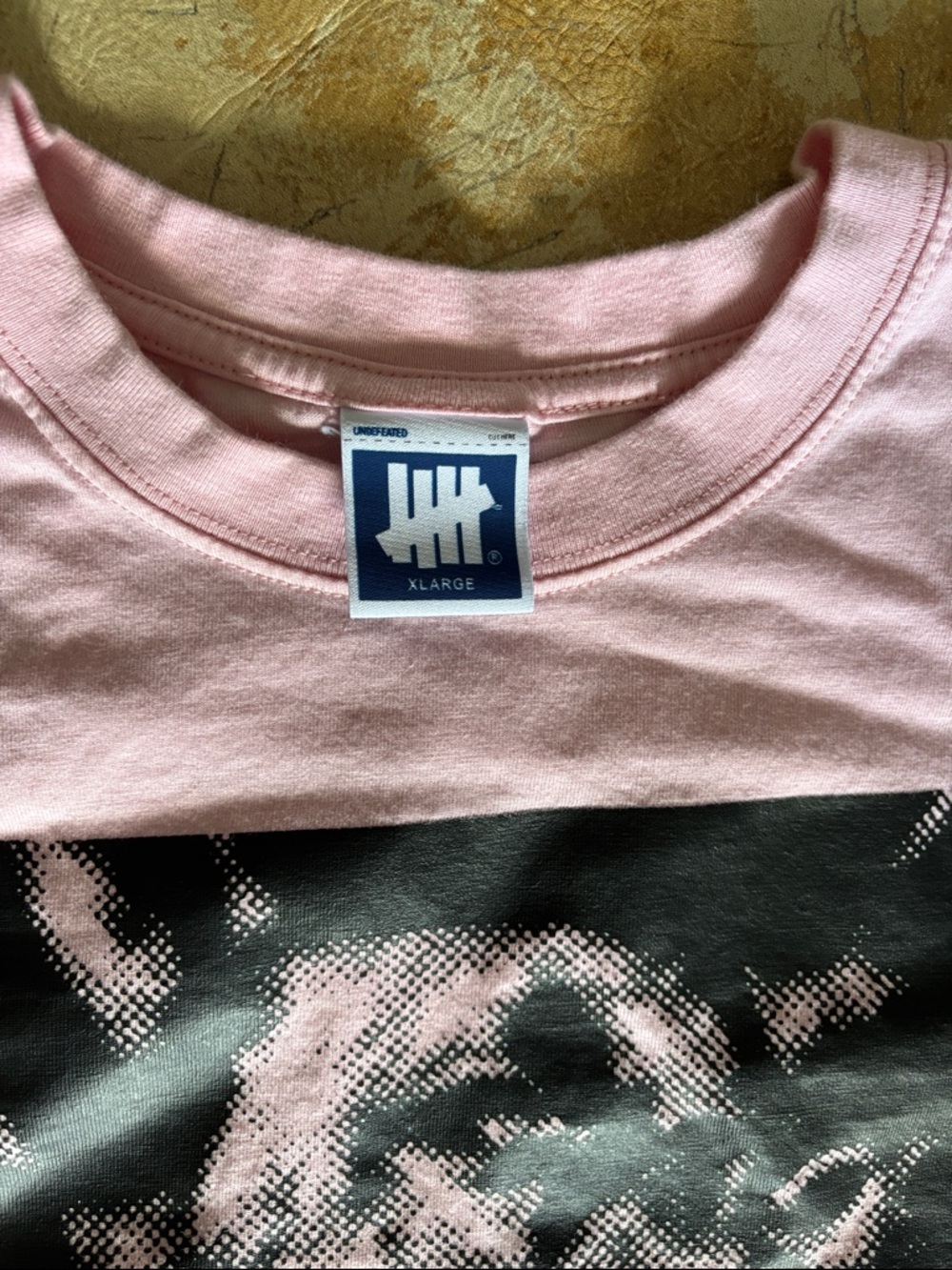 Bootleg Undefeated Pink Short-Sleeve Tee with Dog Black Graphic size XL - Picture 2 of 4